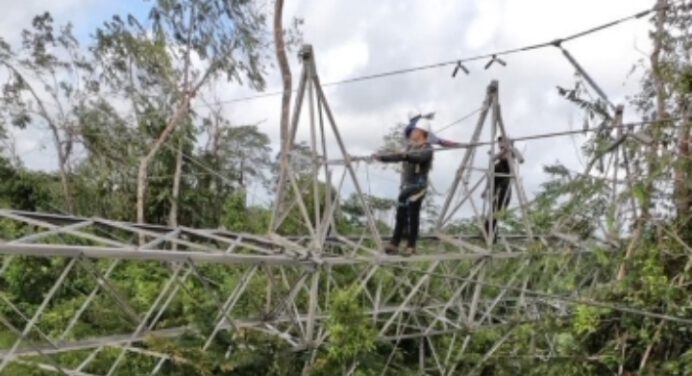 Municipios Bolívar y Punceres sin luz por caída de 3 torres de alta tensión (+Comunicado)