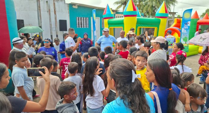 Transportistas llevan jornada de alegría a más de 300 niños de Guarapiche II en Maturín