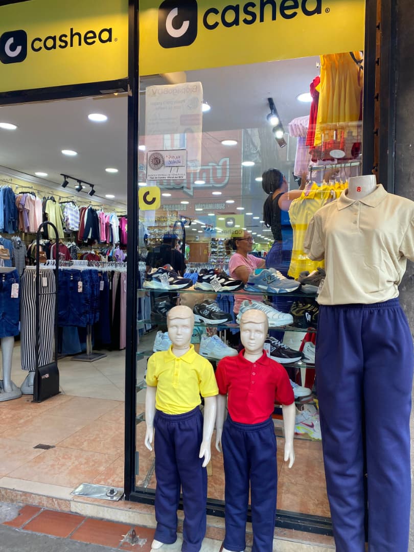 Monaguenses compran uniformes poco a poco aprovechando métodos de financiamiento 2 uniformes