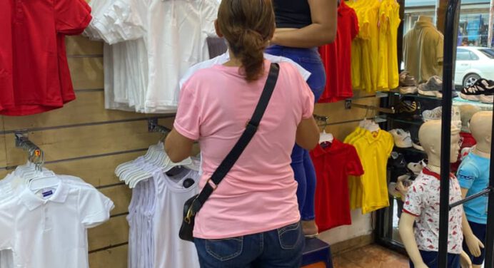 Monaguenses compran uniformes poco a poco aprovechando métodos de financiamiento