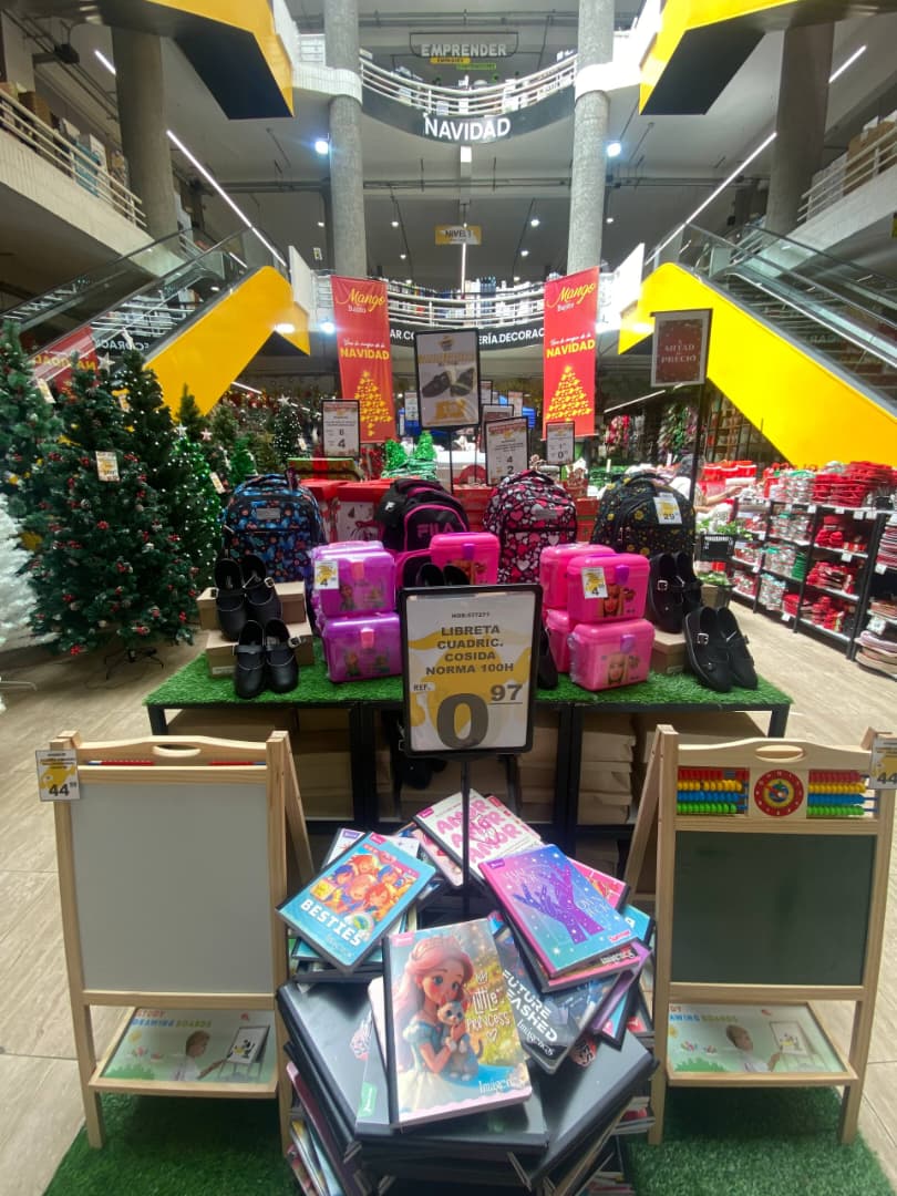 Oferta de útiles escolares atrae compradores al comercio en Maturín 3 utiles1