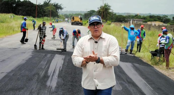 Alcalde Oscar Cedeño inicia rehabilitación de la vía Mangotín en Punta de Mata
