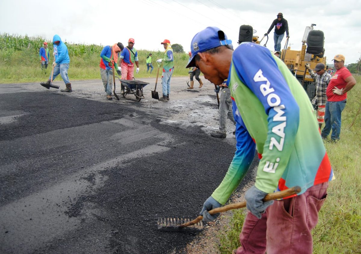 Alcalde Oscar Cedeño inicia rehabilitación de la vía Mangotín en Punta de Mata 2 zamora2 1