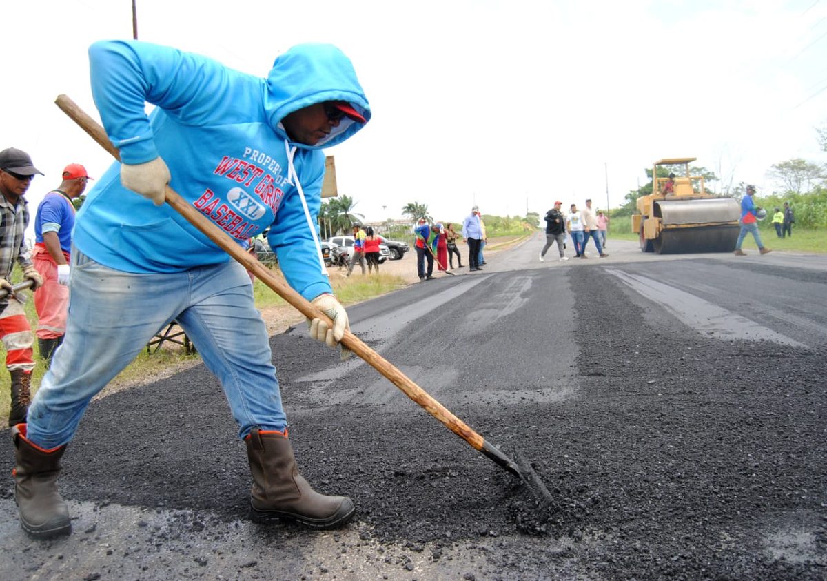 Alcalde Oscar Cedeño inicia rehabilitación de la vía Mangotín en Punta de Mata 3 zamora3 1