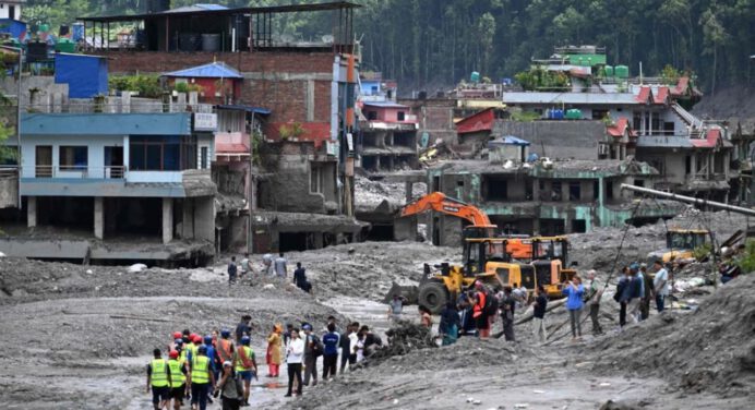 Aumentan a 1.295 los muertos por riadas en Nepal: logran rescatar a dos sobrevivientes