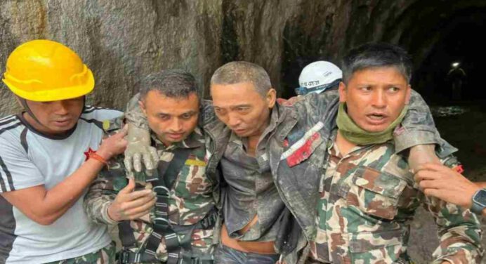 En Nepal: Rescatan a un chino y a una mujer de 64 años tras 11 días de la riada