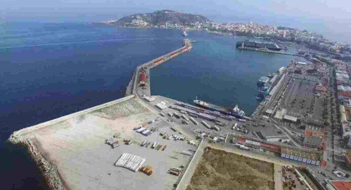Gobierno español toma control del puerto de Ceuta para alojar a los migrantes