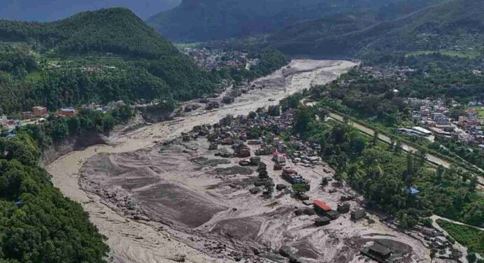 Nepal retoma clases tras inundaciones, mientras 600 niños siguen desaparecidos