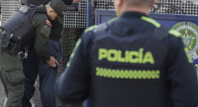 Tiroteo en escuela de Medellín: menor realiza disparos y se autolesiona