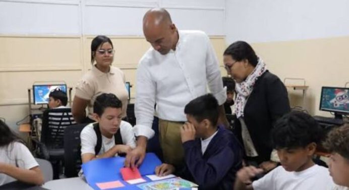Ministro de educación: Más de 6 millones de estudiantes regresaron a clases este lunes