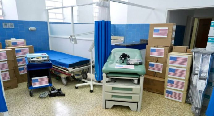 EEUU entrega nueve toneladas de suministros al Hospital Vargas
