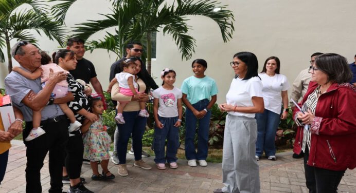 Presidenta Rodríguez entrega 181 viviendas más a familias afectadas por los sismos