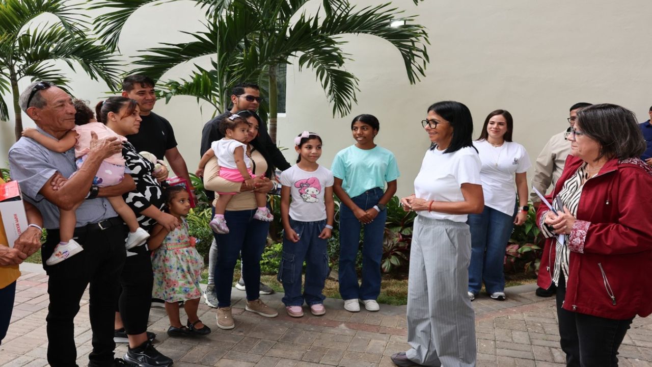Presidenta Rodríguez entrega 181 viviendas más a familias afectadas por los sismos