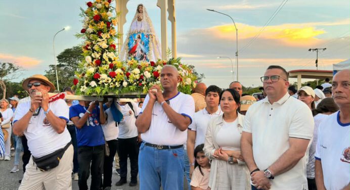 Feligreses caminan los «7 kilómetros de fe» en honor a la Virgen del Valle