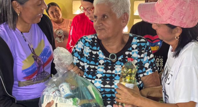 Abuelos de Caripito reciben combos de alimentación