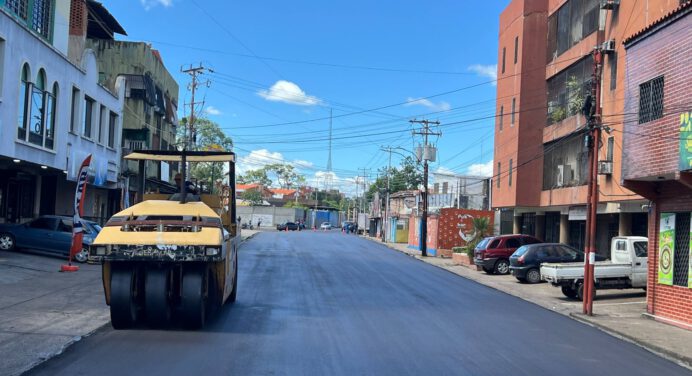 Ana Fuentes anuncia plan de asfaltado en parroquias priorizadas