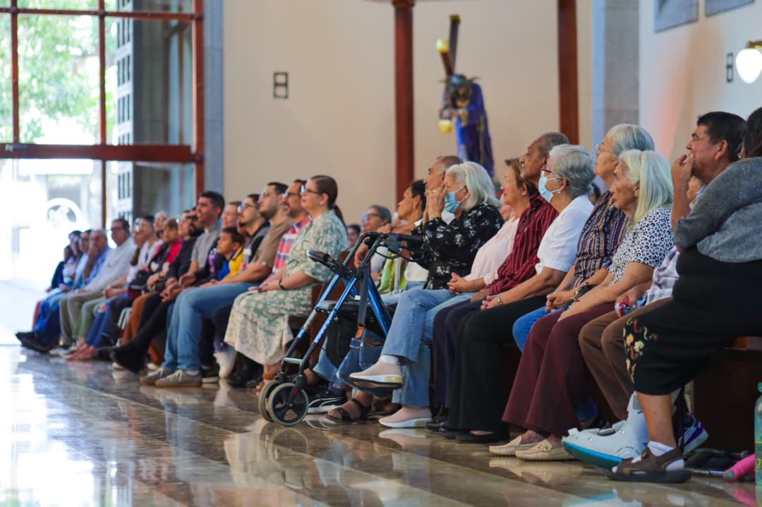 Exitoso retiro de renovación espiritual con Monseñor Roberto Sipols se desarrolló en la Catedral 3 asistentes2