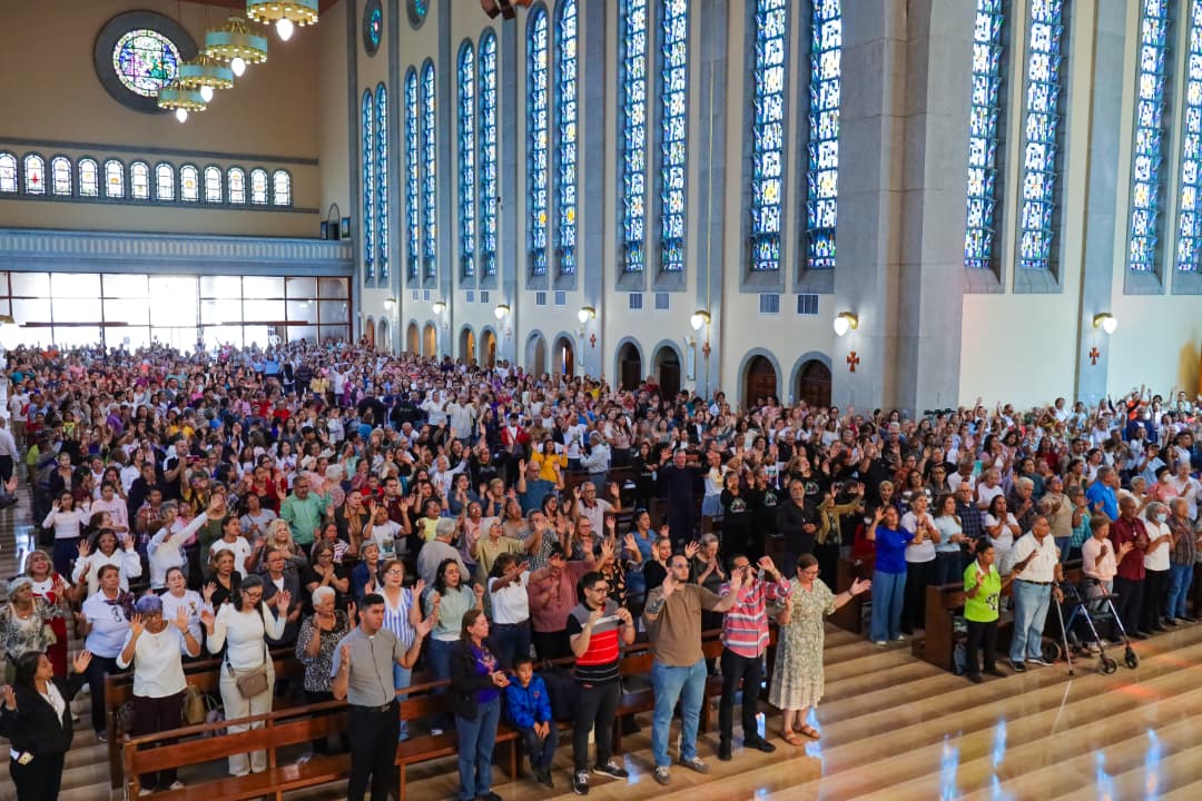 Exitoso retiro de renovación espiritual con Monseñor Roberto Sipols se desarrolló en la Catedral 9 catedral9