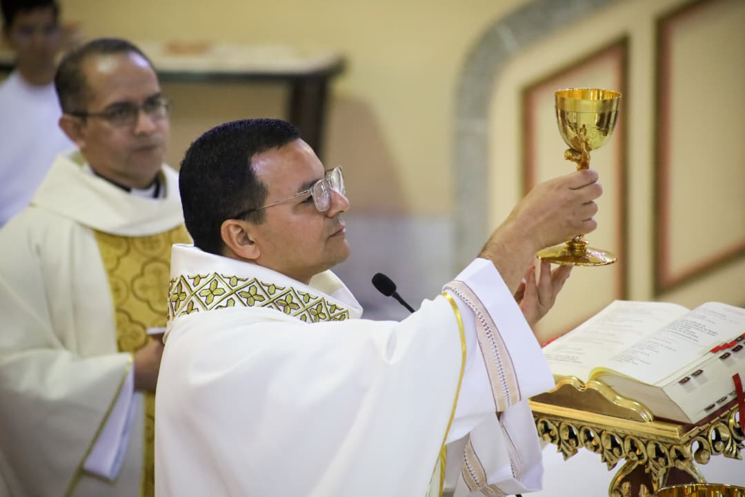 Padre Samael Gamboa celebró XVIII de vida sacerdotal 7 con el caliz