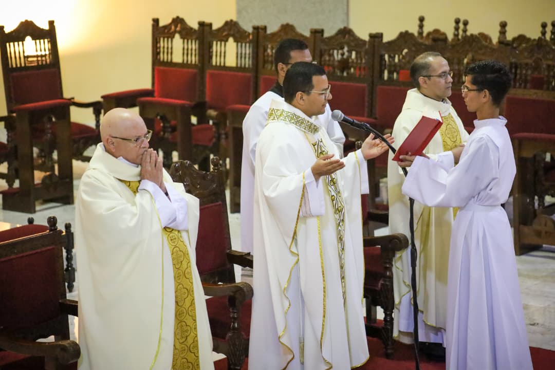 Padre Samael Gamboa celebró XVIII de vida sacerdotal 6 con el obispo