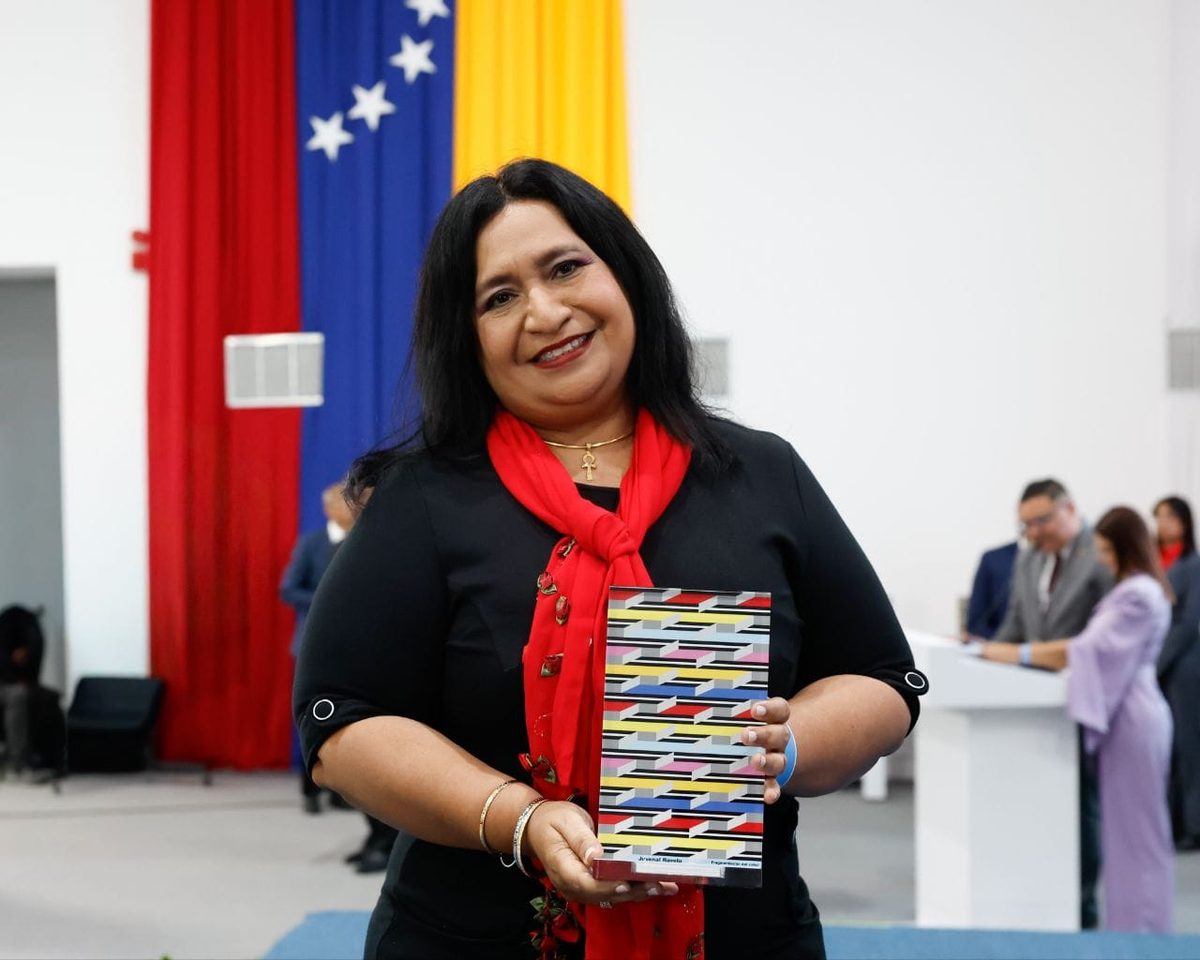 Estrella Velandia recibió el Premio Nacional de Periodismo 2026 en Caracas 2 estrella y su premio 1