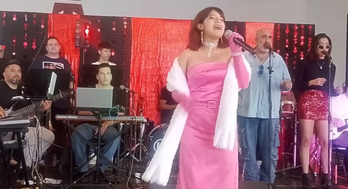 Con gala retro Escuela de Canto de Icum celebró su cierre de trayecto