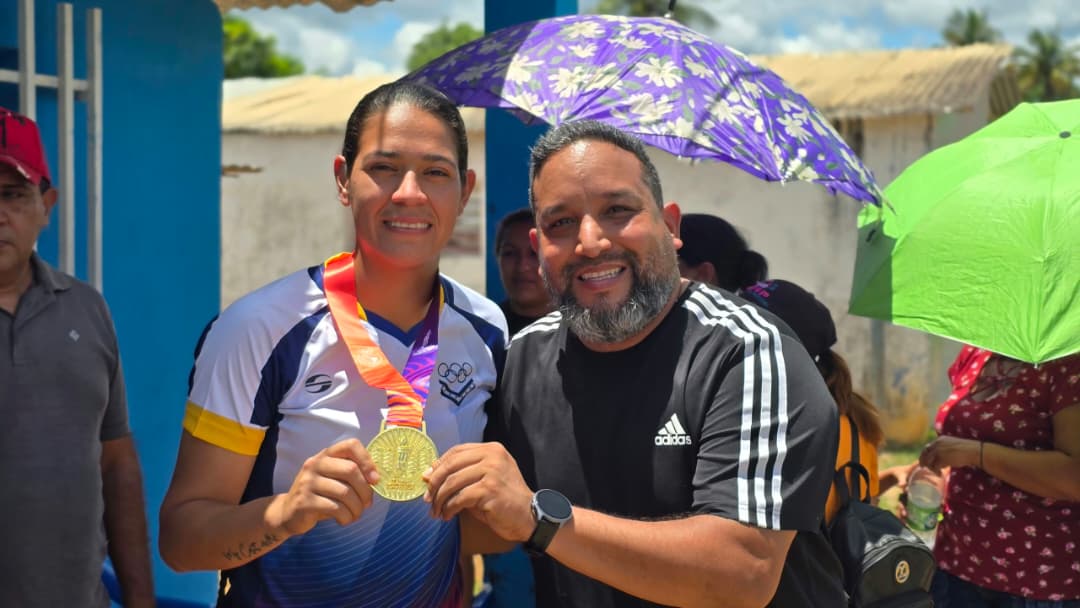 Pueblo de Cedeño recibe a la campeona monaguense Julieta Rengel 2 julieta y alcalde2