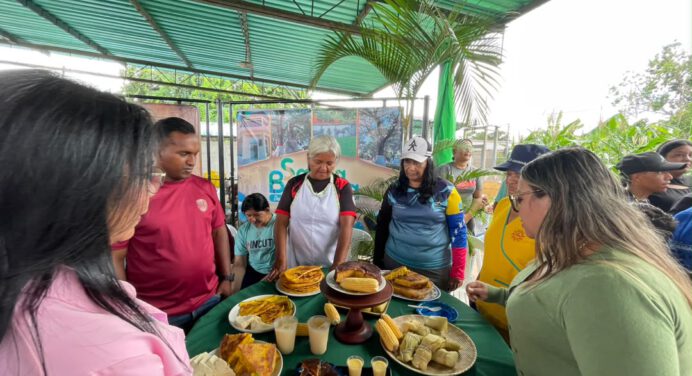 Realizan feria del maíz en la sede del Instituto de Crédito de Santa Bárbara