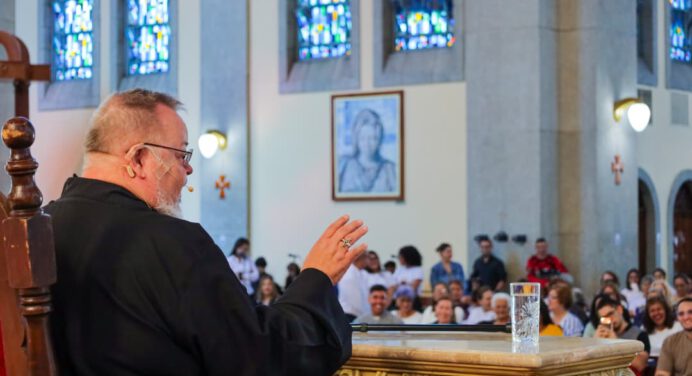 Exitoso retiro de renovación espiritual con Monseñor Roberto Sipols se desarrolló en la Catedral