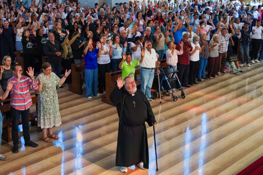 Exitoso retiro de renovación espiritual con Monseñor Roberto Sipols se desarrolló en la Catedral 7 monsenor7