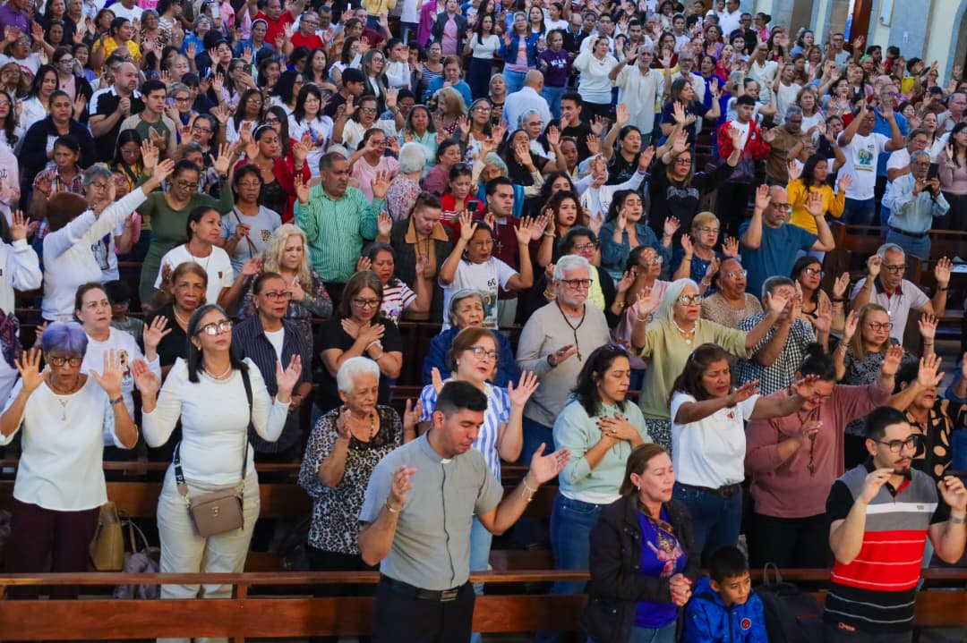 Exitoso retiro de renovación espiritual con Monseñor Roberto Sipols se desarrolló en la Catedral 8 oracion8