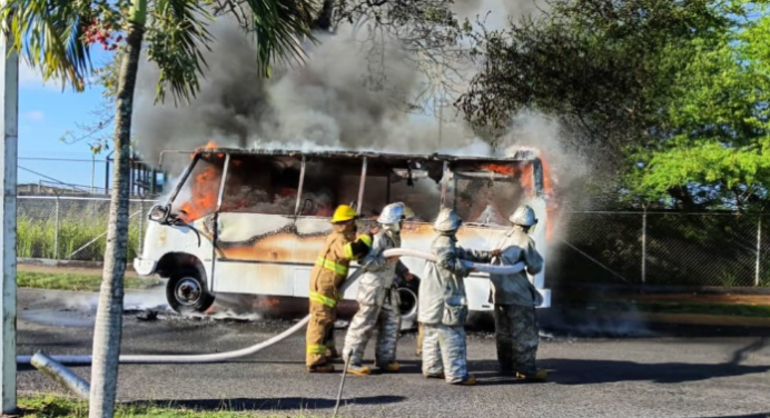 Un autobús se incendió en Las Cocuizas producto de una falla mecánica