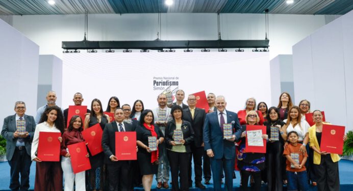 Estrella Velandia recibió el Premio Nacional de Periodismo 2026 en Caracas