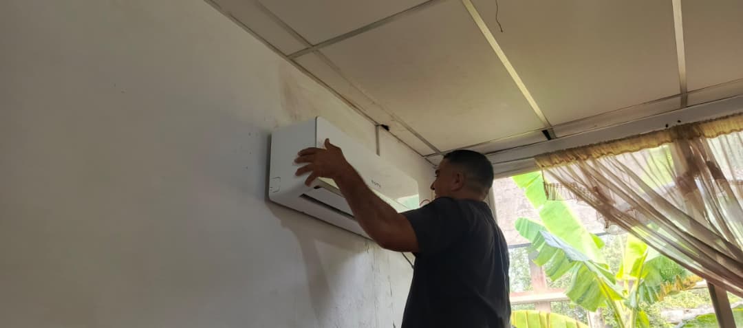 Daniel Monteverde entrega acondicionadores de aire al ambulatorio de San Félix 2 san