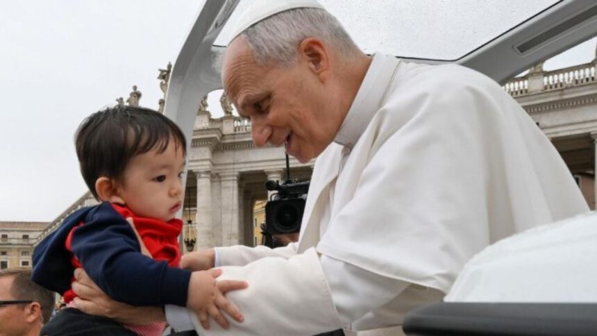 Papa León reza con niños por la paz en Ucrania, Cuba, Venezuela y Oriente Medio 1 papa León