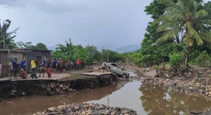 Crecida del río Manzanares en Sucre deja varias viviendas afectadas