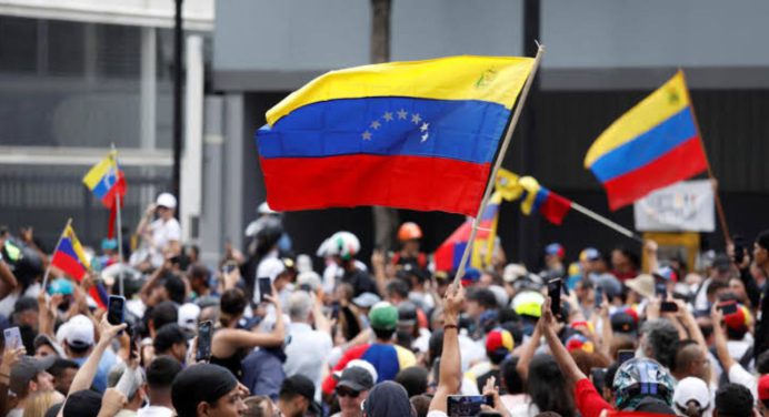 Oficialismo y oposición se movilizan este jueves en Caracas
