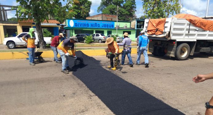 Instalaron cuatro reductores de velocidad frente a la UNERG Maturín