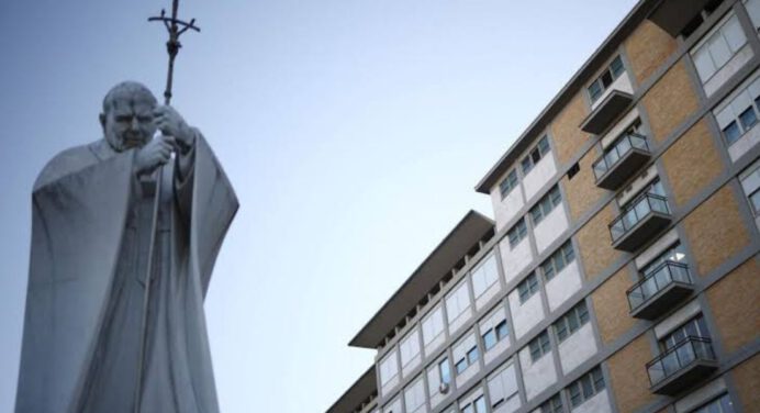 El papa León avanza en su recuperación e inicia fisioterapia respiratoria