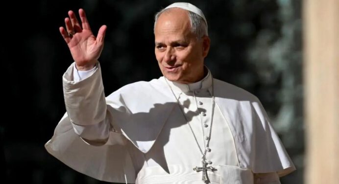 El Vaticano: El papa León reanudó su actividad laboral desde el hospital
