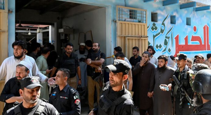 Colapso del techo de escuela en Pakistán deja 33 muertos