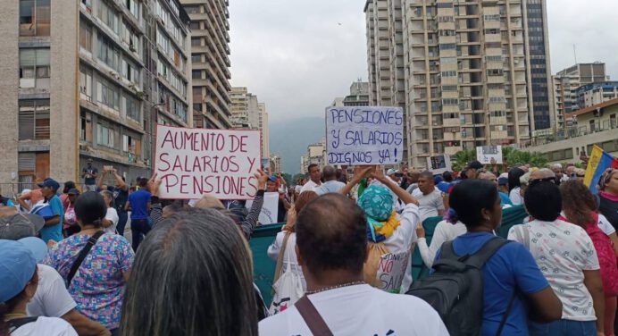 Trabajadores y jubilados se movilizaron este martes para exigir sueldos dignos