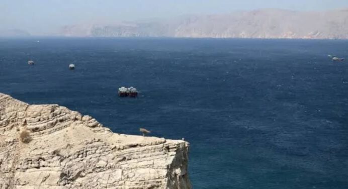 Irán amenaza con cerrar las rutas de exportación de crudo en Ormuz