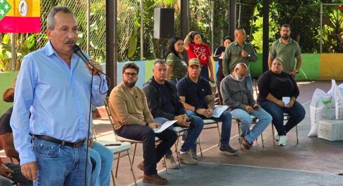Luna entrega insumos para la siembra de 490 hectáreas de caraota en Acosta