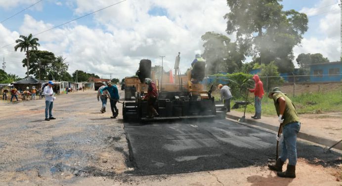 Ana Fuentes cumple con el asfaltado del anillo vial de Paramaconi