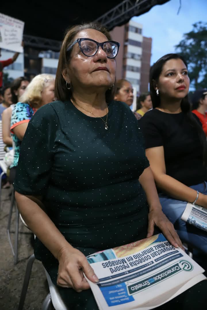 Regresó "Conectados con Ernesto" con entrega del parque habitacional La Viña 3 asistente3