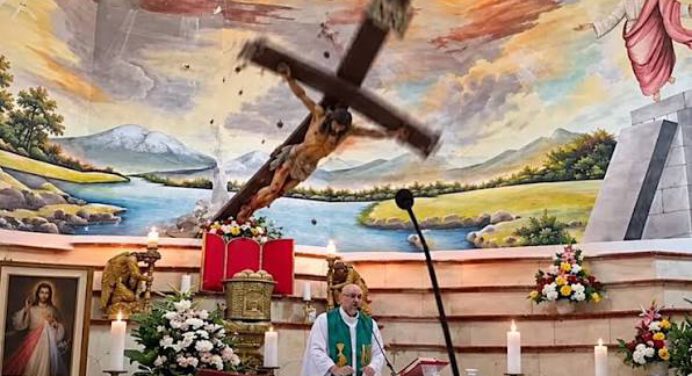 Sacerdote muere en Ecuador tras caerle encima una cruz en plena misa