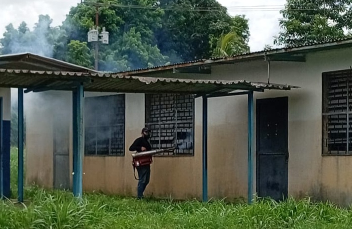 Realizan novena jornada de fumigación y abatización en La Cruz 2 fumigacion2