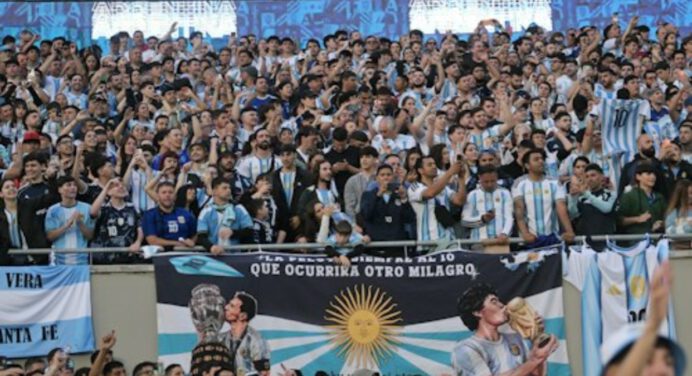 Marea humana y emoción desbordante en el Monumental para el último adiós a Messi