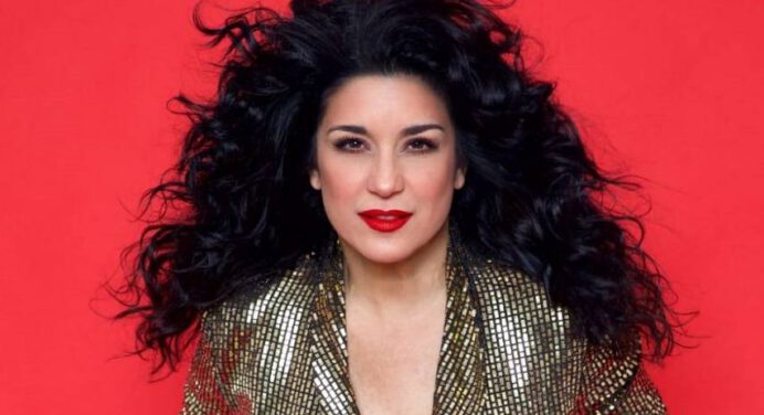 Karina se opera una lesión en las cuerdas vocales